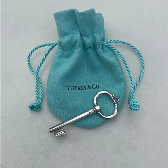 Tiffany & Co. Silver large Oval Key charm with original Turquoise Pouch - Picture 2 of 6